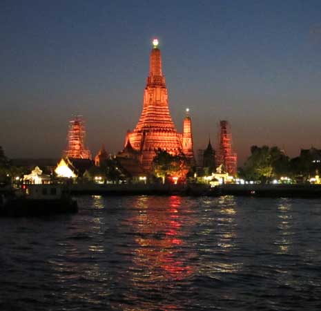 Go-Black-self-guided-Wat-Arun-Bangkok-night-tour